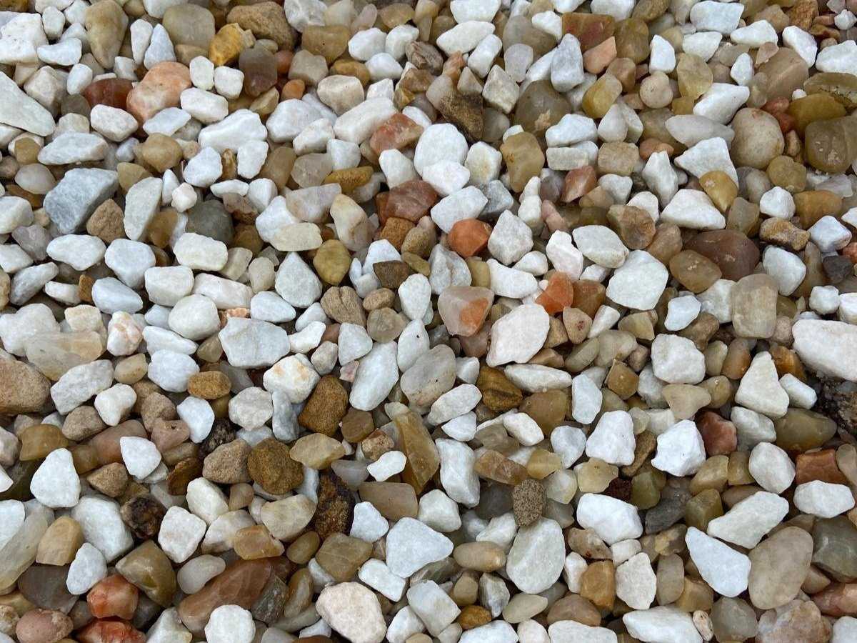 20mm arctic champagne pond chippings by an unknown brand, showing a mix of white, brown and orange stones.