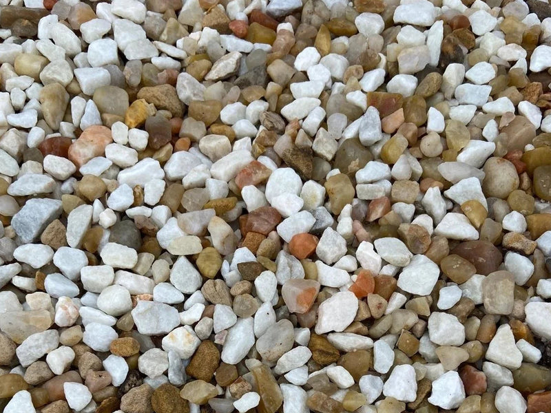 20mm arctic champagne chippings with white, beige, and peach-colored stones.