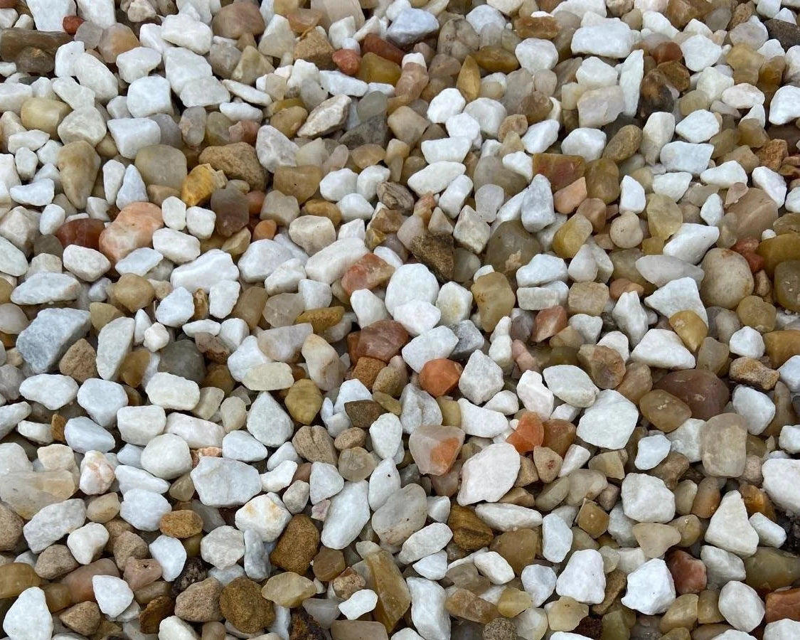 20mm arctic champagne chippings with white, beige, and peach-colored stones.
